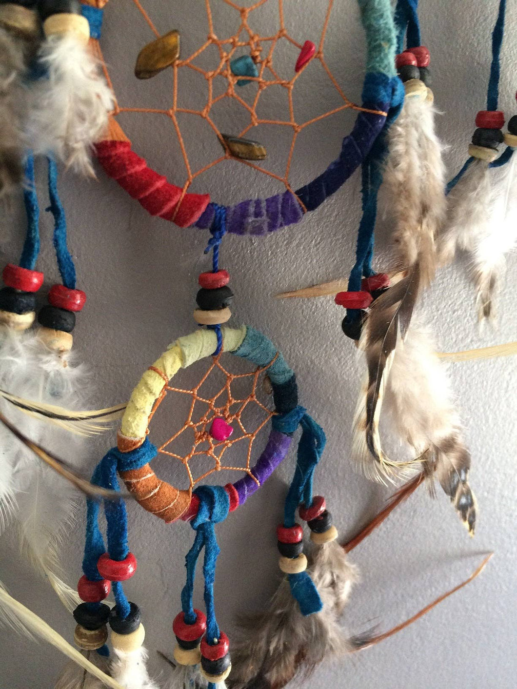 ETHNIKDECO - Multi-coloured dream catcher made of feathers, leather.