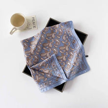 LINETA - D-2026-47 Silk-touch scarf 70x70 bandana print: Bleu clair