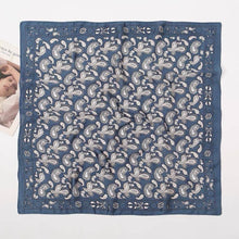 LINETA - D-2026-47 Silk-touch scarf 70x70 bandana print: Bleu clair